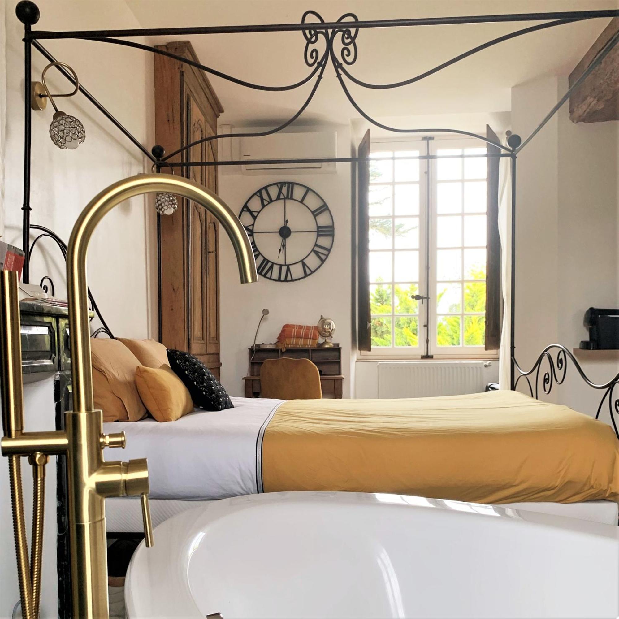 Le Bas Chitray Bed and Breakfast Ménil Exteriör bild
