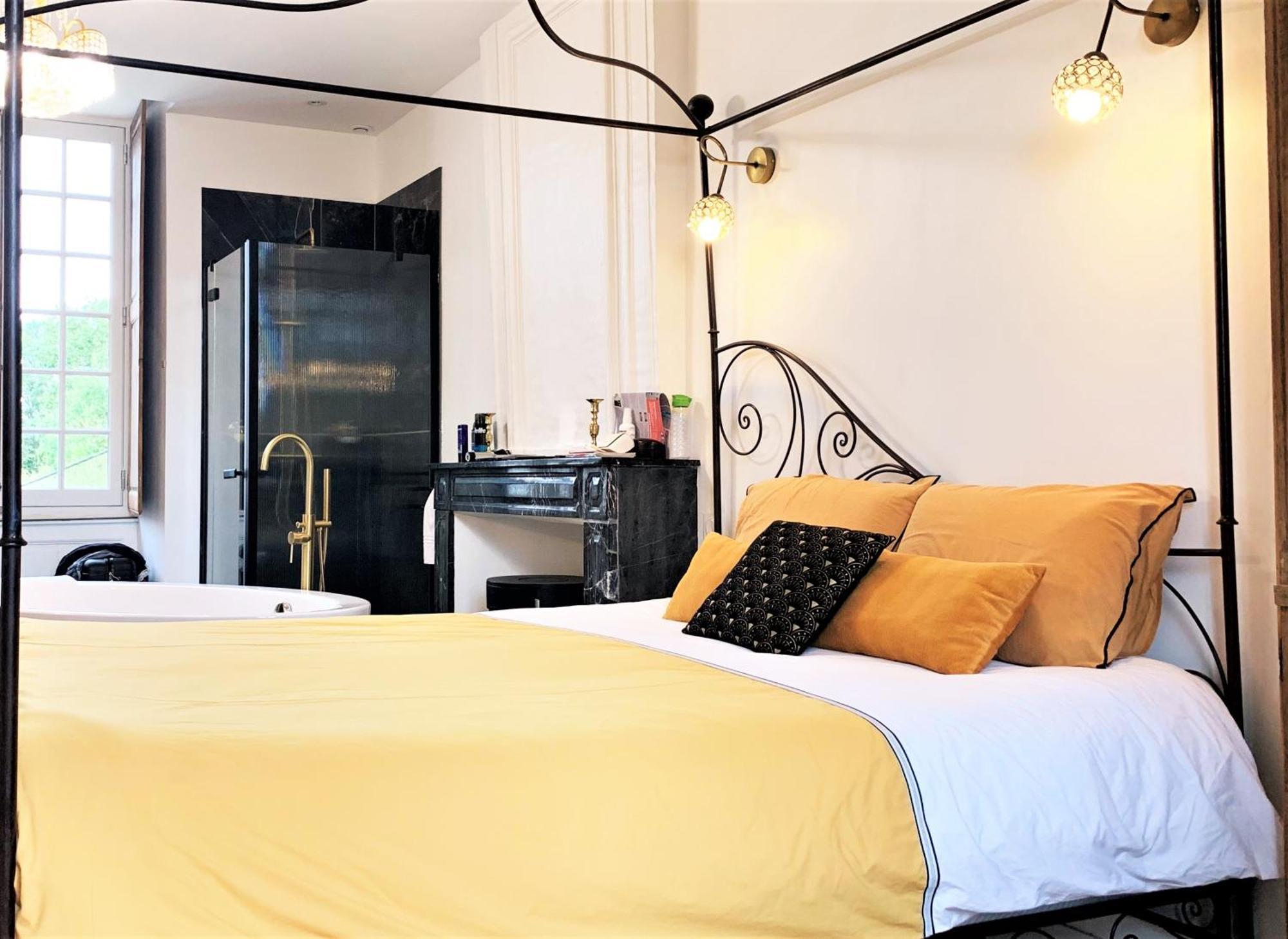 Le Bas Chitray Bed and Breakfast Ménil Exteriör bild